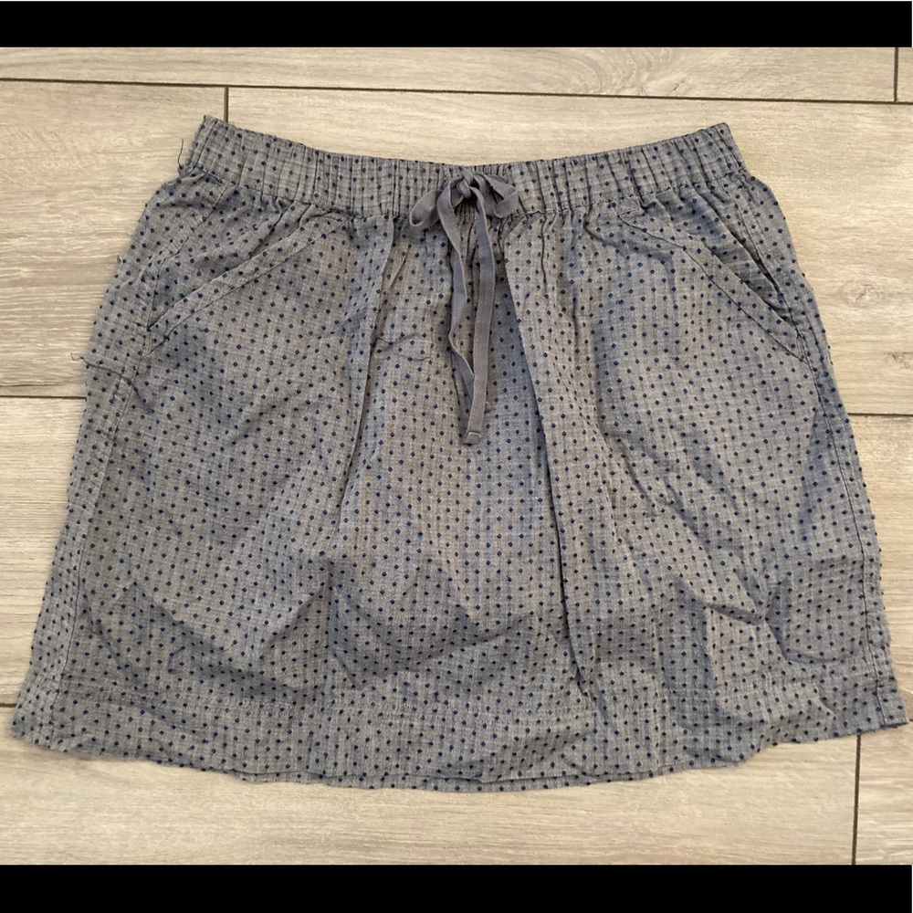 Short light skirt